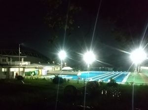 市民大会会場の千葉公園プールは夜まで営業