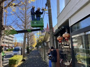 大原自治会長とモニタで確認しながらと画角を調整