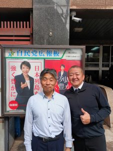 当社設置の防犯カメラをバックに