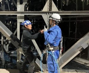 カメラとマイクを仕込んで作業開始