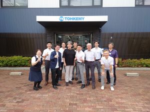 トーケミ本社で記念撮影